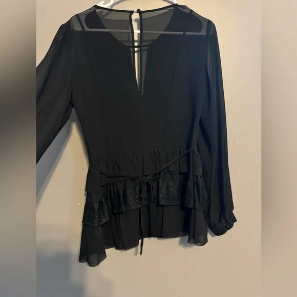 Elegant Black Lace Blouse - Picture 3 of 4